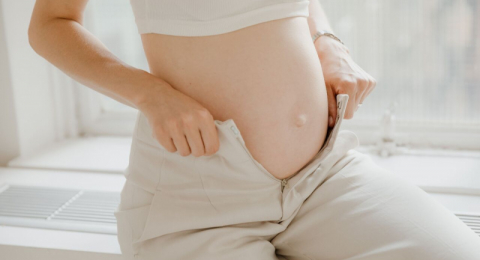 Jeans premaman: come sceglierli per sostenere il pancione e indossarli anche dopo il parto